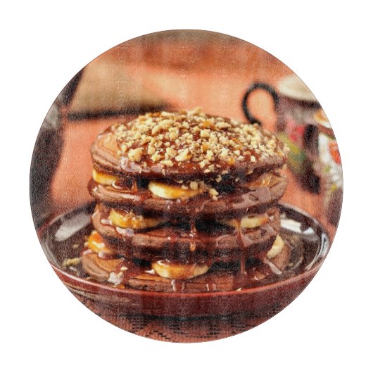 バナナおよびカラメルが付いているチョコレートパンケーキ カッティングボード (正面)