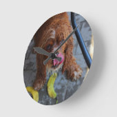 バナナを持った濡れた犬 ラウンド壁時計 (傾斜)