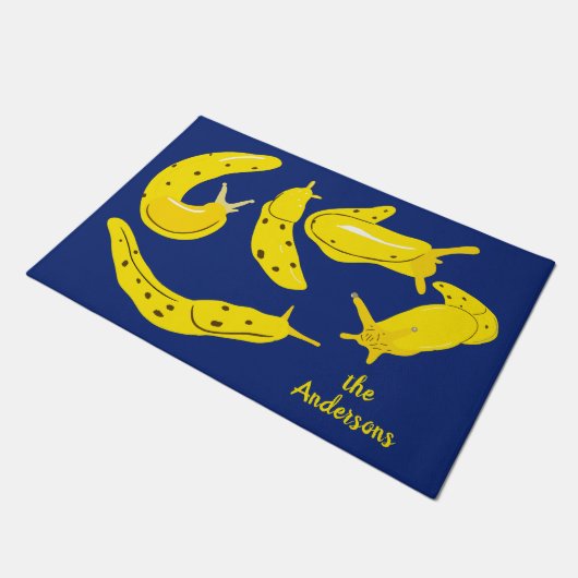 バナナスラググラフィックイエローとブルーパーソナライズされた ドアマット (アングル)