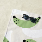 バナナセージポップ・アートのグリーン ビーチタオル (インサイチュ)