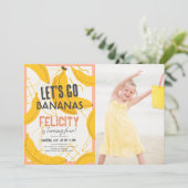 バナナ イエローとピンクの女の子の誕生日写真 招待状 (スタンド正面)