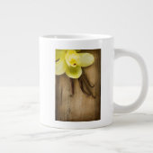 バニラのさやと花が木の背景に ジャンボコーヒーマグカップ (右)