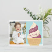 バニラアイスクリームの子供の誕生日写真 サンキューカード (スタンド正面)