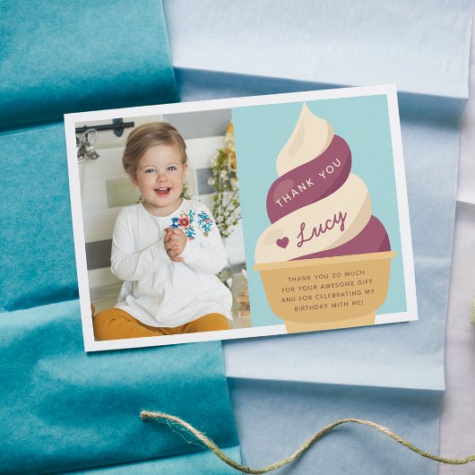 バニラアイスクリームの子供の誕生日写真 サンキューカード