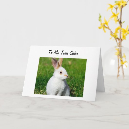 バニーがあなたの双子の妹の誕生日に乗り継いでいる カード (黄色い花)