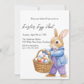 バニーが卵をバスケットに保持イースターエッグ狩り 招待状 (正面)