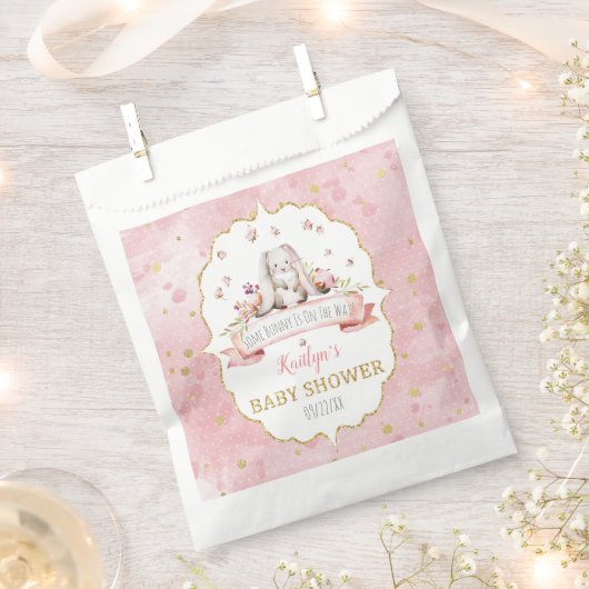 バニーが来たぞ！イースターベイビーシャワー フェイバーバッグ (クリップ留めされた状態)