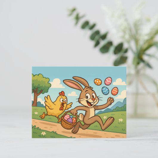 バニーが鶏のイースターデザインから卵をおもしろい盗む シーズンポストカード (スタンド正面)