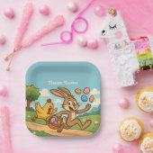 バニーが鶏肉のイースターアートからユーモアのある卵を盗む ペーパープレート (パーティー)