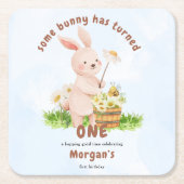 バニーが1つの可愛いベビーうさぎ1歳の誕生日を回している スクエアペーパーコースター (正面)