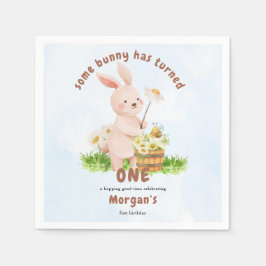 バニーが1つの可愛いベビーうさぎ1歳の誕生日を回している スタンダードカクテルナプキン