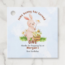 バニーが1つの可愛いベビーうさぎ1歳の誕生日を回している フェイバータグ