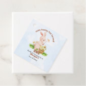 バニーが1つの可愛いベビーうさぎ1歳の誕生日を回している フェイバータグ (インサイチュ)