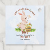 バニーが1つの可愛いベビーうさぎ1歳の誕生日を回している フェイバータグ (裏面)