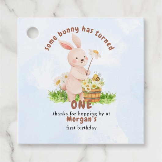 バニーが1つの可愛いベビーうさぎ1歳の誕生日を回している フェイバータグ (正面)