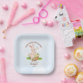 バニーが1つの可愛いベビーうさぎ1歳の誕生日を回している ペーパープレート (パーティー)