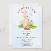 バニーが1つの可愛いベビーうさぎ1歳の誕生日を回している 招待状 (正面)