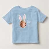 バニーの耳とイースターの名前と小さな少年の写真 トドラーTシャツ (正面)