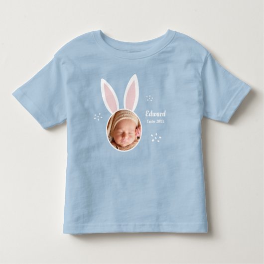 バニーの耳とイースターの名前と小さな少年の写真 トドラーTシャツ (正面)