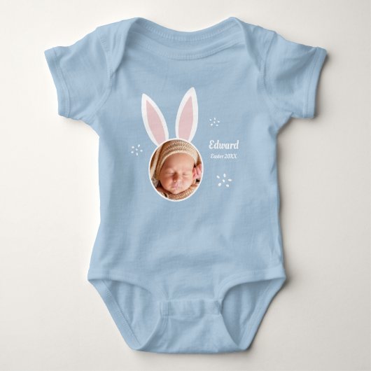バニーの耳とイースターの名前と小さな少年の写真 ベビーボディスーツ (正面)