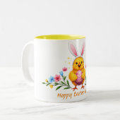 バニーの耳とイースターエッグが入ったかわいい黄色のひよこ ツートーンマグカップ (正面左)