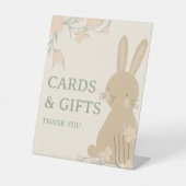 バニーの誕生日カードとギフトテーブル 台座サイン (正面)