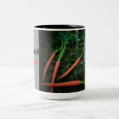 バニーはにんじん/マグを食べます ツートーンマグカップ (中央)