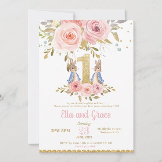 バニーウサギの双生児の女の子の第1誕生日の招待状 招待状 (正面)