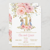 バニーウサギの双生児の女の子の第1誕生日の招待状 招待状 (正面/裏面)