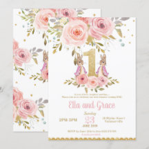 バニーウサギの双生児の女の子の第1誕生日の招待状