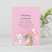 バニーエレガント最初の1歳の誕生日ベビーガールピンク 招待状 (スタンド正面)