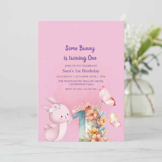 バニーエレガント最初の1歳の誕生日ベビーガールピンク 招待状 (スタンド正面)
