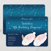 バニースリッパブルーバックグラウンド誕生日スリーパ 招待状 (正面/裏面)
