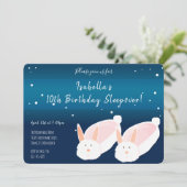 バニースリッパブルーバックグラウンド誕生日スリーパ 招待状 (スタンド正面)