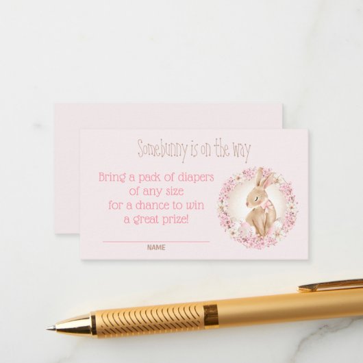 バニーピンクの女の子の赤ちゃんシャワーおむつラッフルカード エンクロージャーカード (正面/裏面インサイチュ)