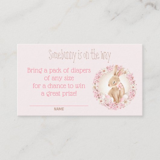 バニーピンクの女の子の赤ちゃんシャワーおむつラッフルカード エンクロージャーカード (正面)