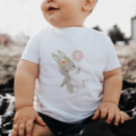 バニーファースト誕生日 ベビーTシャツ<br><div class="desc">ピンクのバルーンを持つ、フローラの冠を持つ甘いウサギ。自分のパーティーに最適!バルーン内の番号1を任意の番号に変更し、他のすべての文字を編集したり、希望の番号を削除したりするこもしとができる。このデザインでバルーンの色を変更することもできます。</div>
