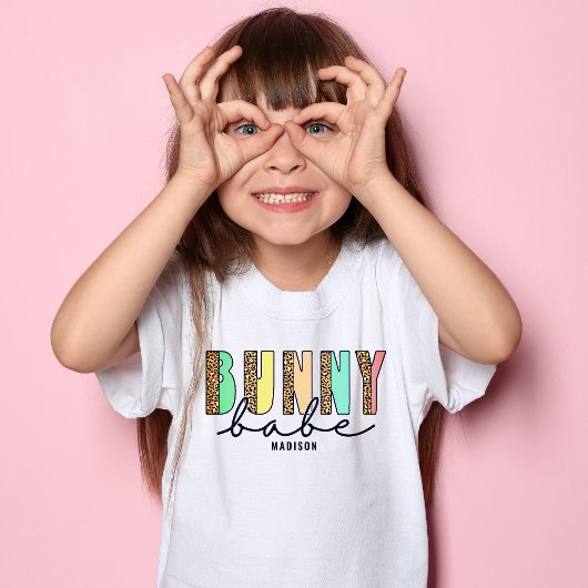 バニーベーモダンイースタータイポグラフィパーソナライズされた Tシャツ