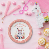 バニーラビットインフラワーズハッピーバースデーパーソナライズ ペーパープレート (パーティー)