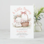 バニーワイルドフラワーボウピクニックピンクベビーガールシャワー 招待状 (スタンド正面)