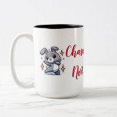 バニー愛好家のためのニンジンではなく、夢を追う ツートーンマグカップ (左)