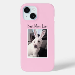 バニー・イヤーを被った犬の写真マママ最高の・オーバーピンク iPhone 15ケース