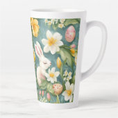 バニー、春の花、イースターエッグ。絵画の カフェラテマグ (右)