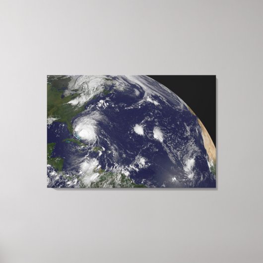 バハマを通過するハリケーン・アイリーン。 キャンバスプリント (正面)