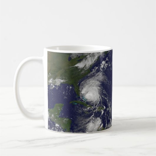 バハマを通過するハリケーン・アイリーン。 コーヒーマグカップ (左)