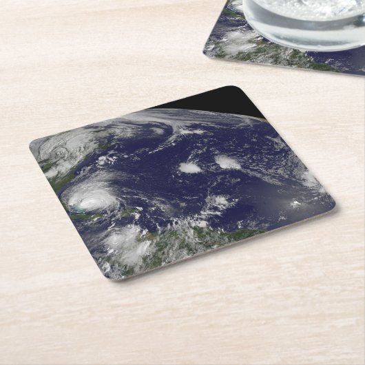 バハマを通過するハリケーン・アイリーン。 スクエアペーパーコースター (アングル)