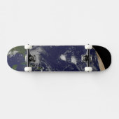 バハマを通過するハリケーン・アイリーン。 スケートボード (横)