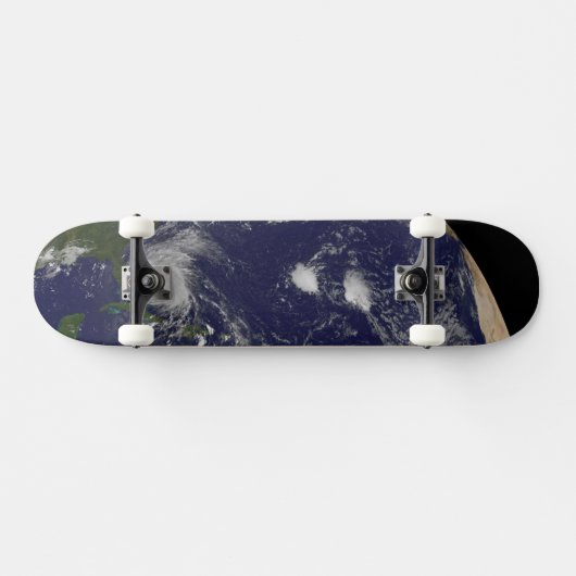 バハマを通過するハリケーン・アイリーン。 スケートボード (横)