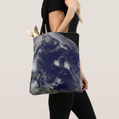 バハマを通過するハリケーン・アイリーン。 トートバッグ (クローズアップ)