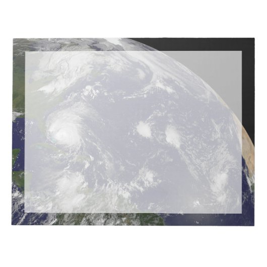 バハマを通過するハリケーン・アイリーン。 ノートパッド (正面)